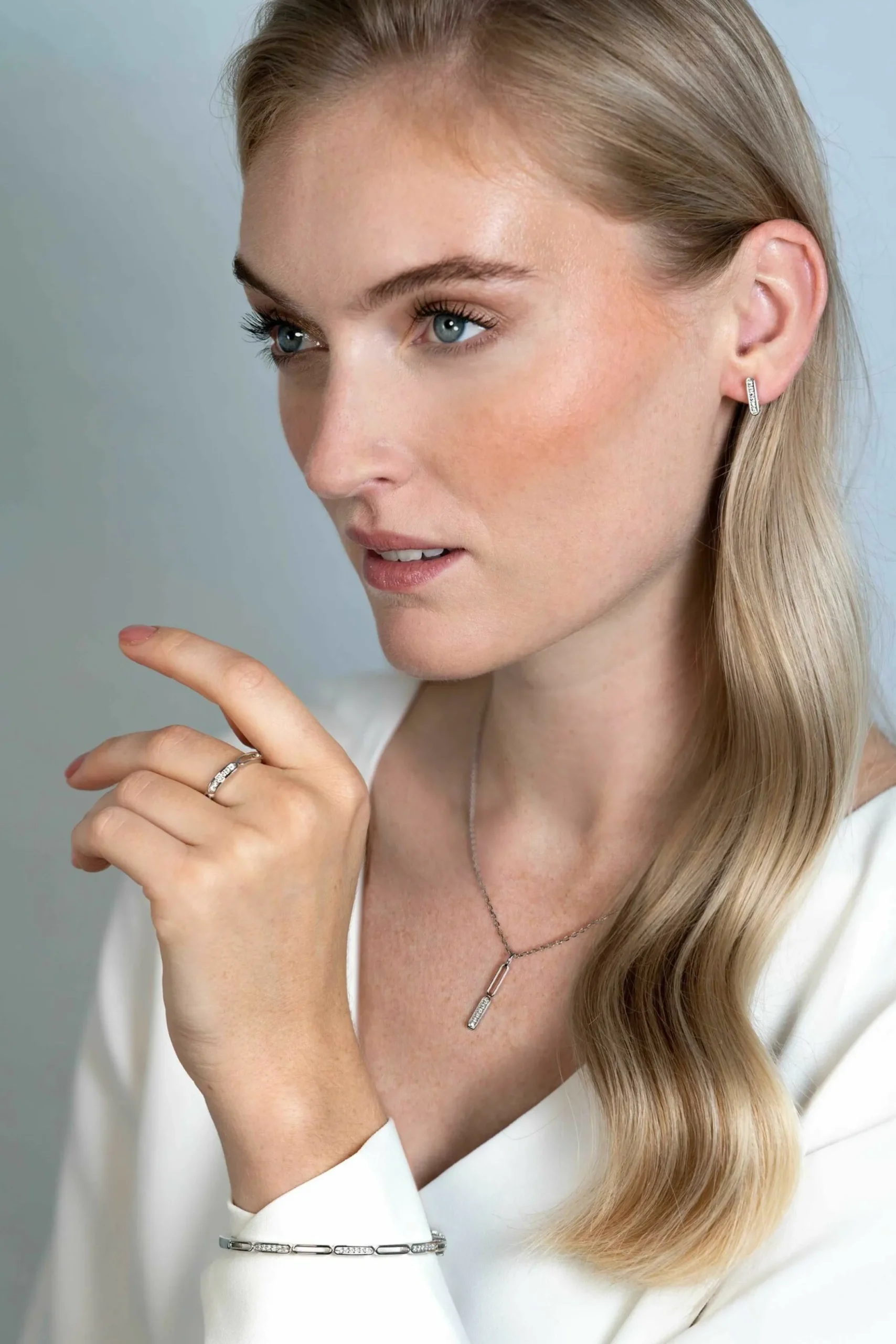 Sale Zinzi zilveren oorstekers staafje 12mm ovale vorm bezet met witte zirconia's ZIO2270