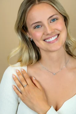 Outlet Zinzi zilveren ring 2 hartjes met elkaar verbonden, 1 hart bezet met witte zirconia's ZIR2493