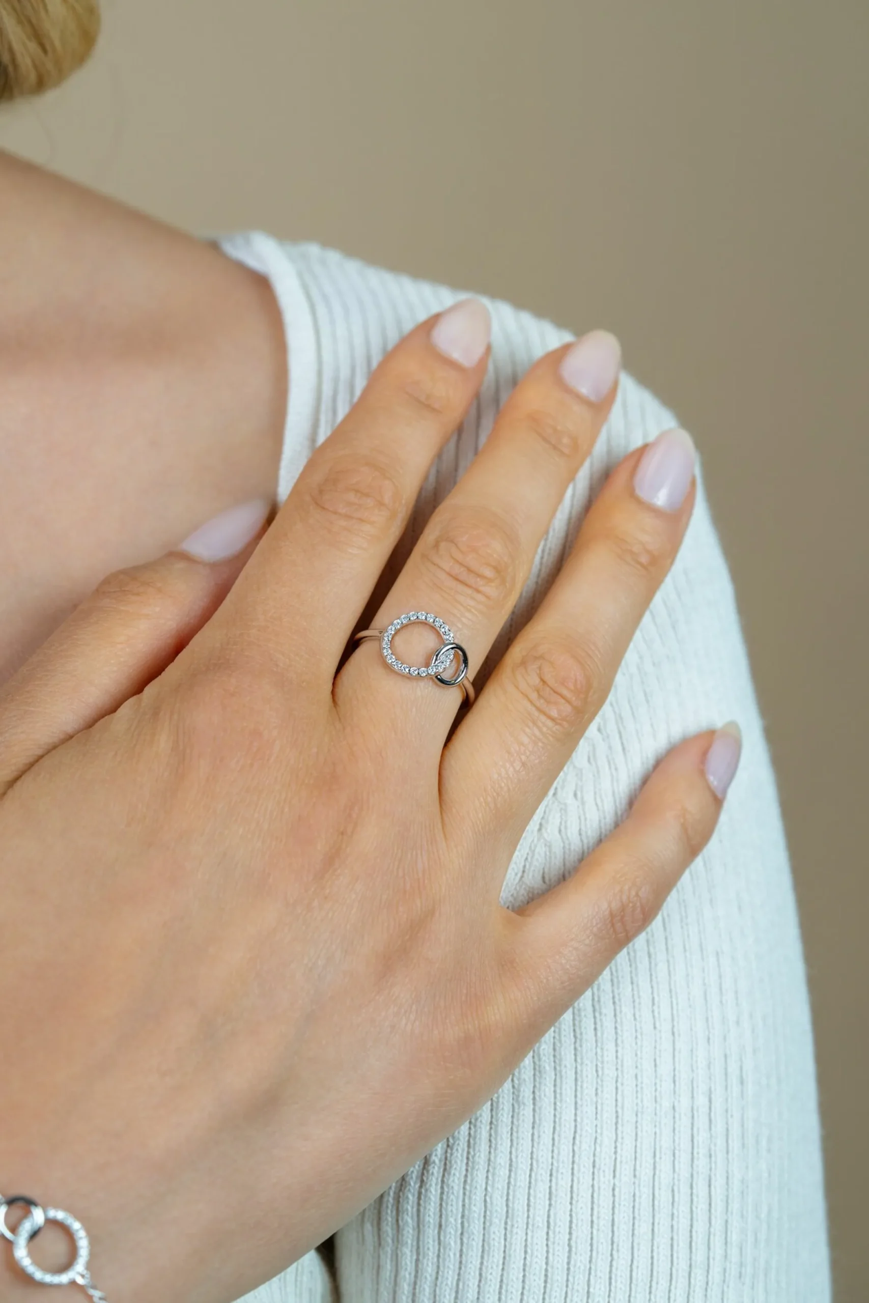 Zinzi zilveren ring 2 ronde vormen verbonden wit ZIR1782
