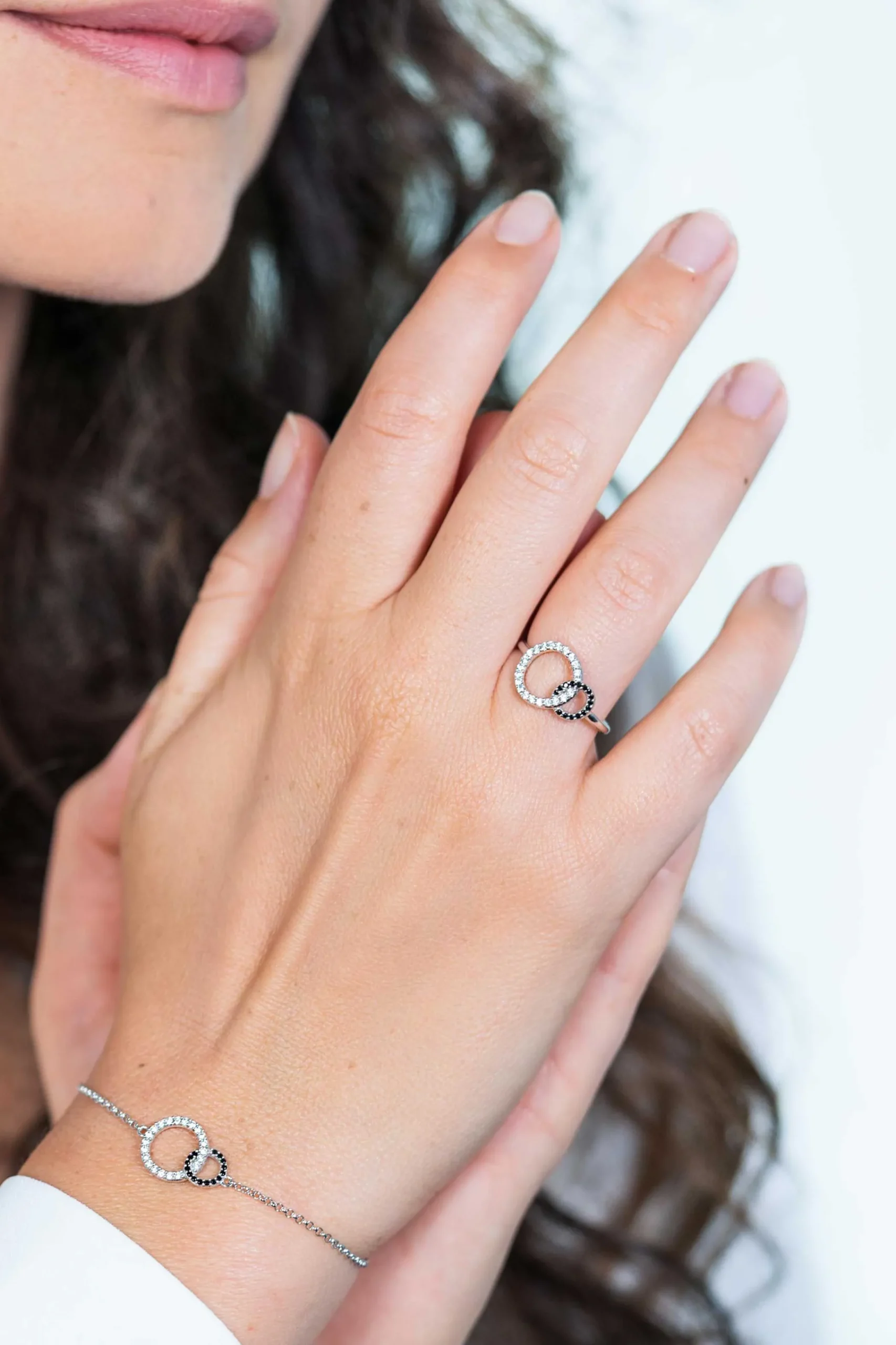 Sale Zinzi zilveren ring 2 ronde vormen verbonden zwart wit ZIR1987