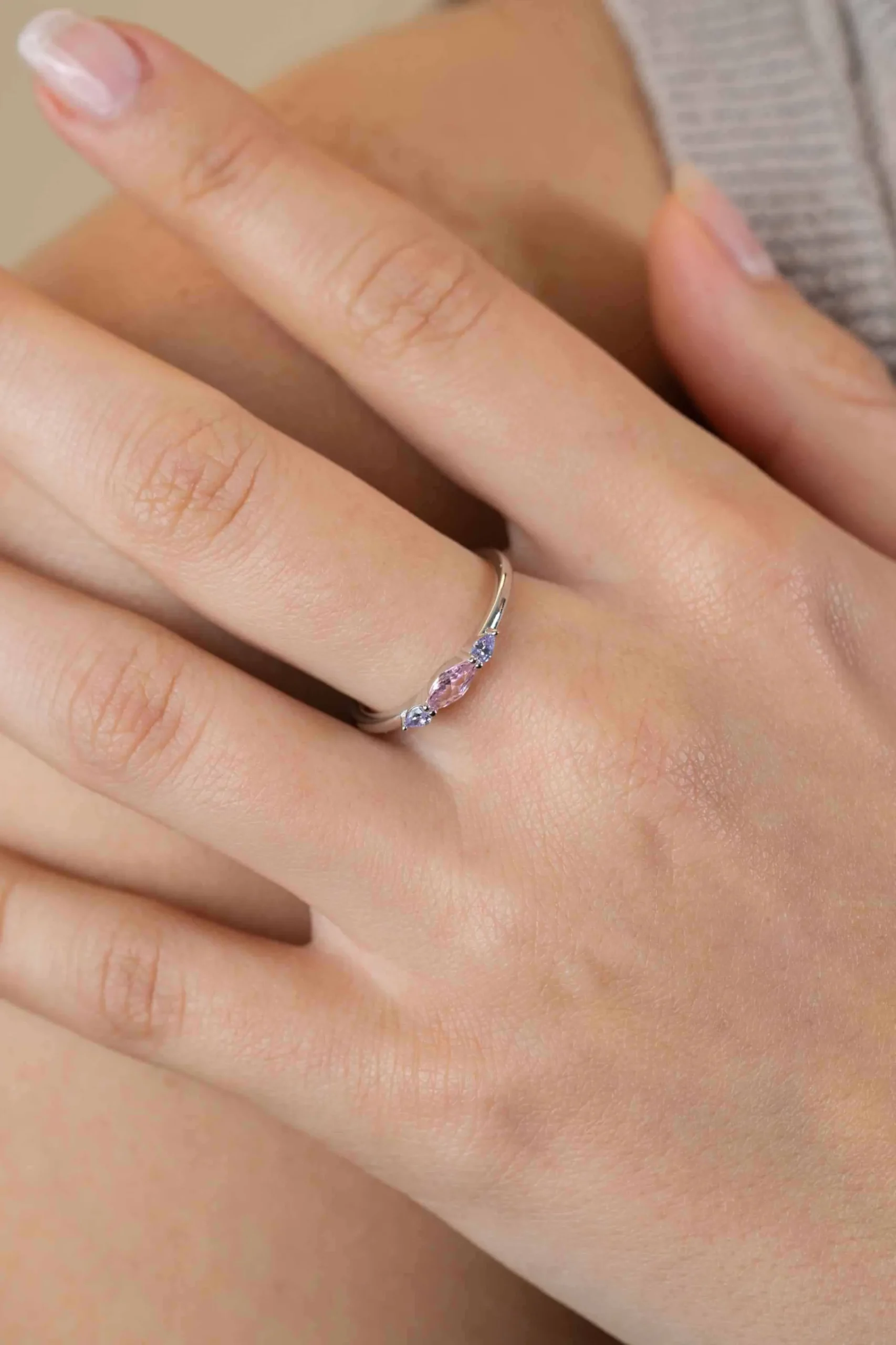 Clearance Zinzi zilveren ring bezet met ovale zirconia's in roze en lila ZIR2498