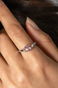 Online Zinzi zilveren ring, bezet met baguette geslepen zirconia's in de kleuren wit, champagne en roze ZIR2490