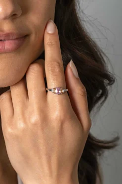 Online Zinzi zilveren ring, bezet met baguette geslepen zirconia's in de kleuren wit, champagne en roze ZIR2490
