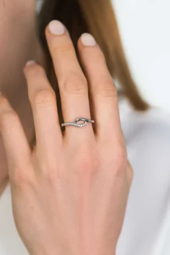 Outlet Zinzi zilveren ring crossover witte zirconia's ZIR1971