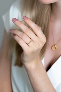 Best Zinzi zilveren ring extra 14K geel verguld gedraaid design 2mm ZIR2247