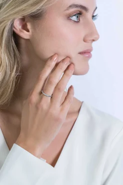 Best Zinzi zilveren ring gedraaid 2mm witte zirconia's ZIR2128
