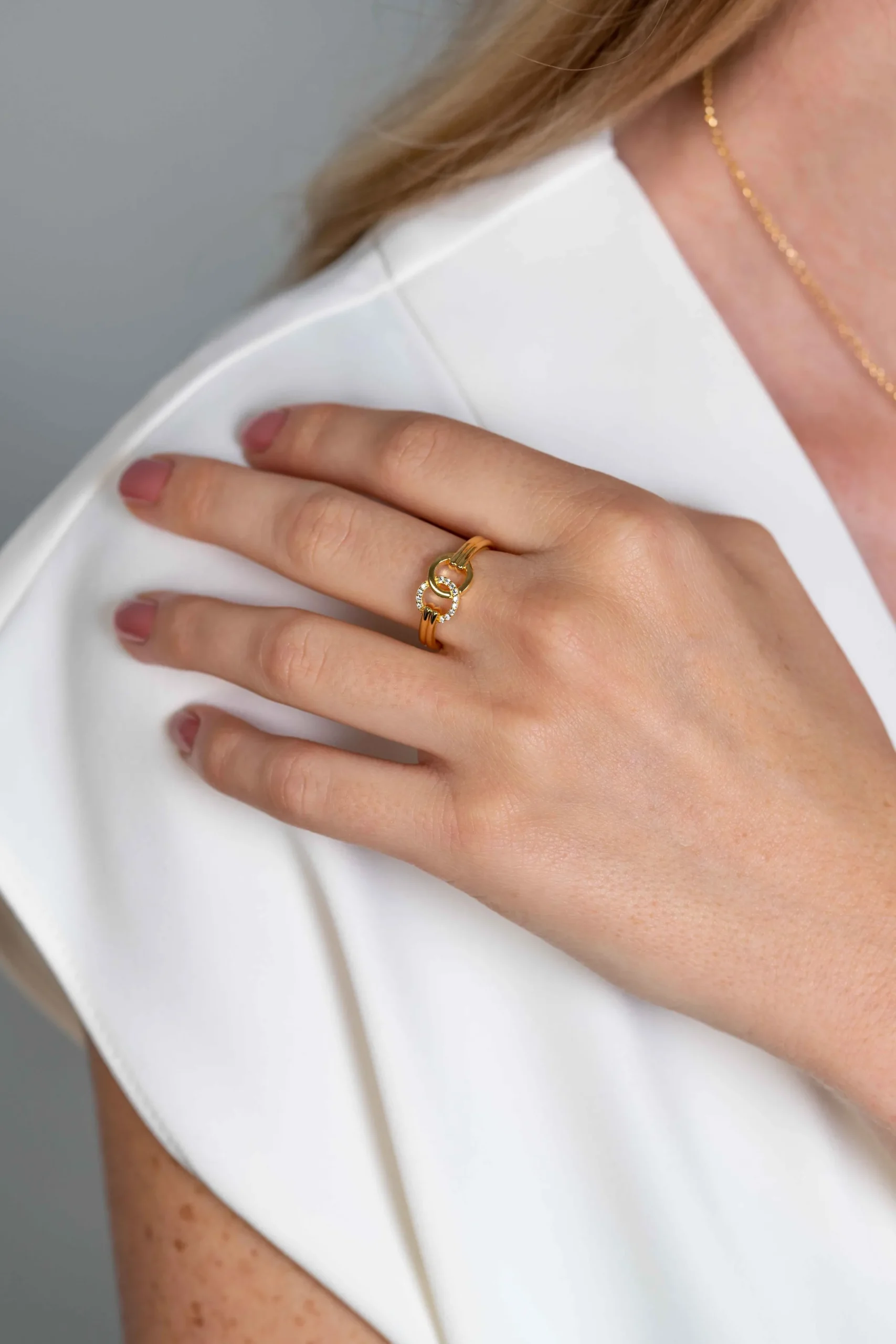 Best Zinzi zilveren ring in 14K geelverguld, twee ronde vormen met elkaar verbonden wit ZIR2266Y