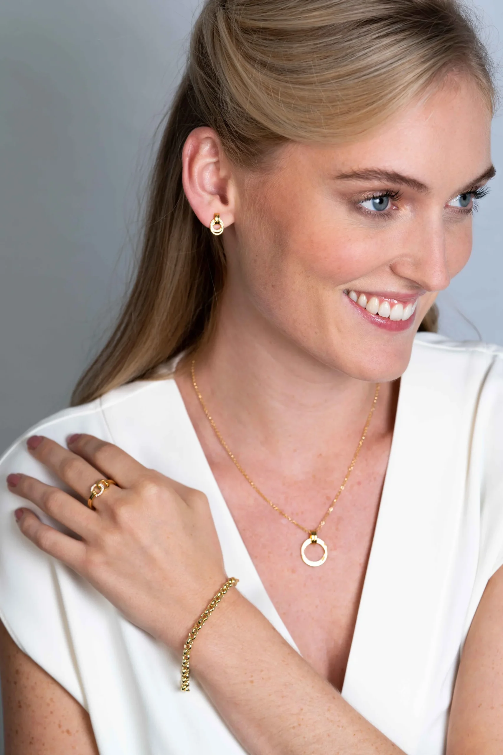 Best Zinzi zilveren ring in 14K geelverguld, twee ronde vormen met elkaar verbonden wit ZIR2266Y