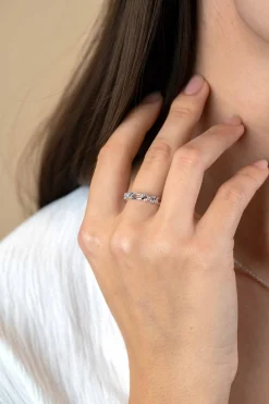 Clearance Zinzi zilveren ring met infinity vormen bezet met witte zirconia's en verbonden met gladde ovale schakels ZIR2570