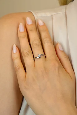 Clearance Zinzi zilveren ring (6mm breed) met ronde zirkonia, sierlijk omklemd door twee banen ZIR2766