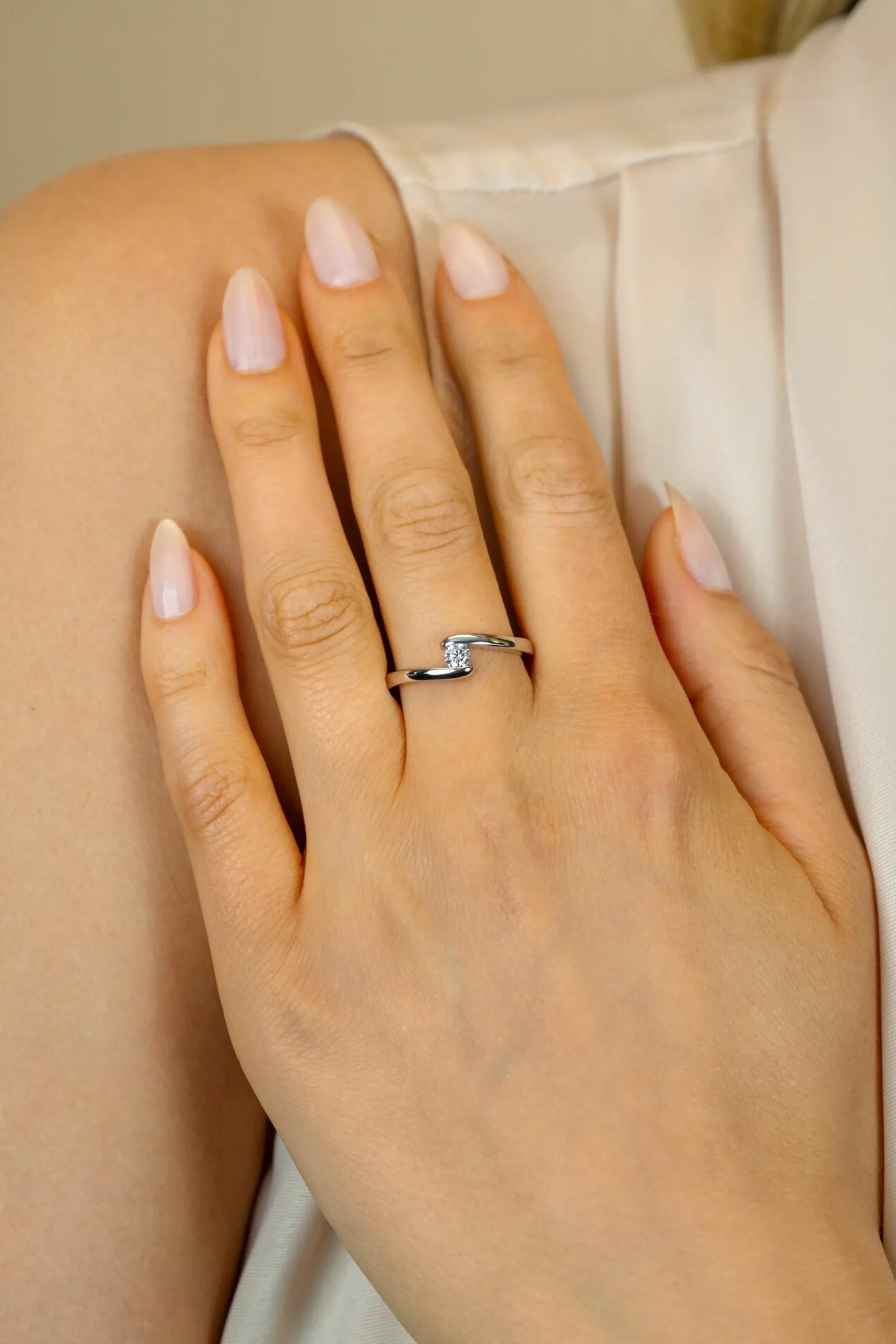 Clearance Zinzi zilveren ring (6mm breed) met ronde zirkonia, sierlijk omklemd door twee banen ZIR2766