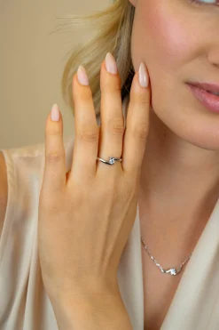 Clearance Zinzi zilveren ring (6mm breed) met ronde zirkonia, sierlijk omklemd door twee banen ZIR2766
