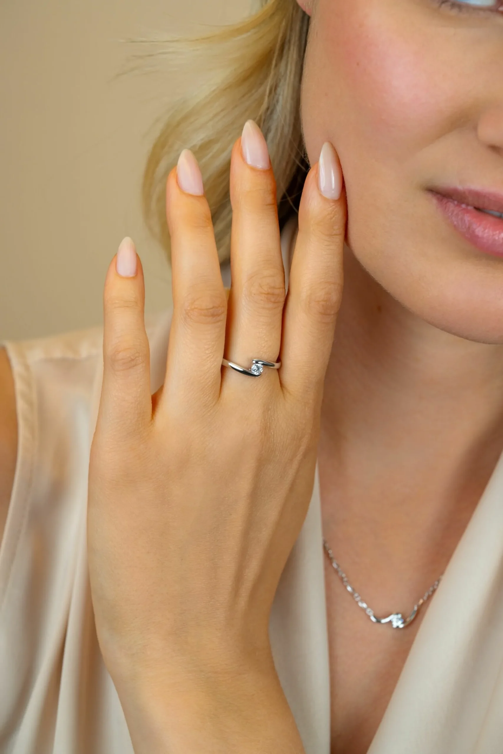 Clearance Zinzi zilveren ring (6mm breed) met ronde zirkonia, sierlijk omklemd door twee banen ZIR2766