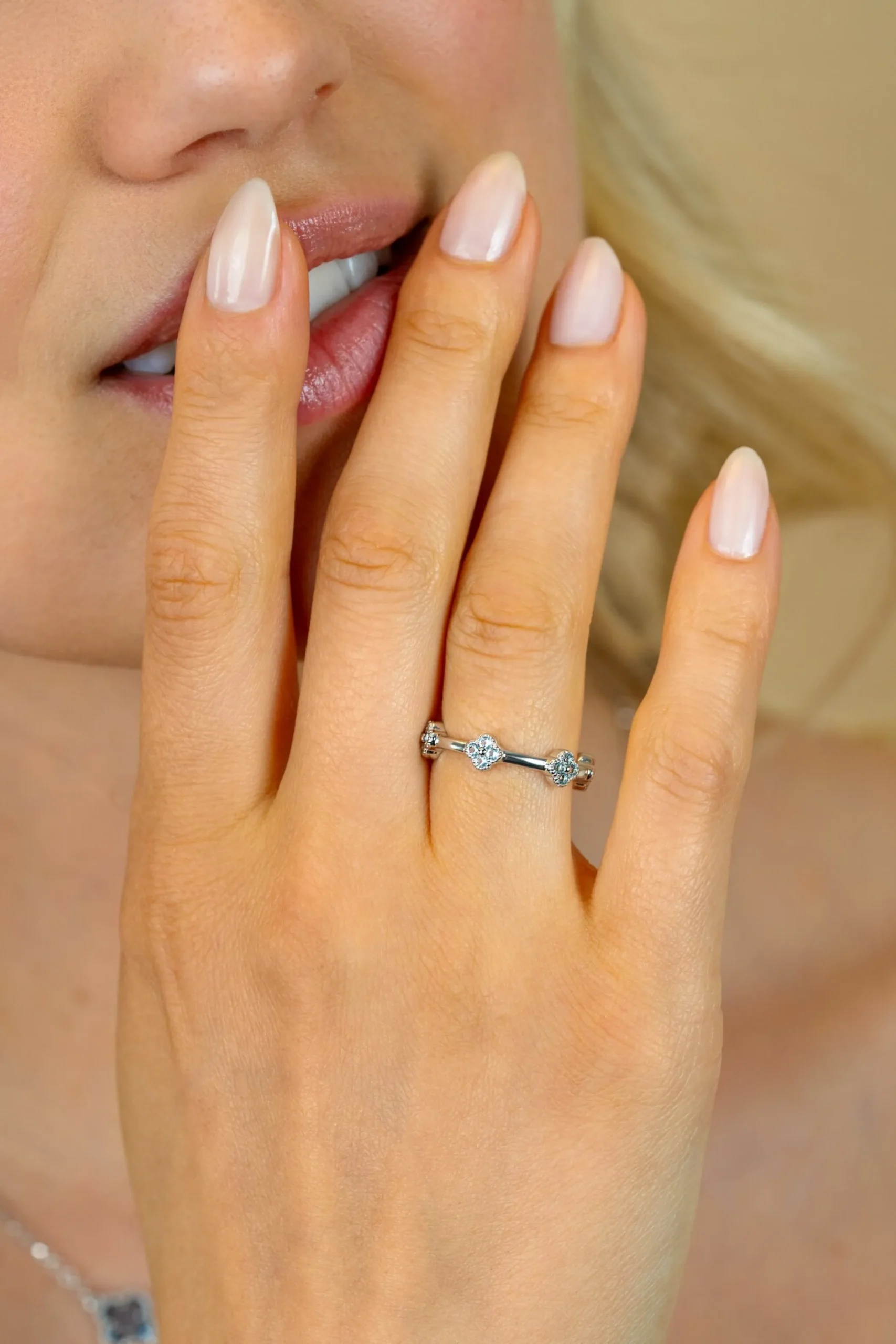 Best Zinzi zilveren ring (5mm breed) met lichtblauwe klavers ZIR2663