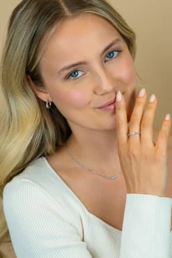 Online Zinzi zilveren ring (4mm breed) slagmodel bezet met witte zirkonia’s ZIR2729