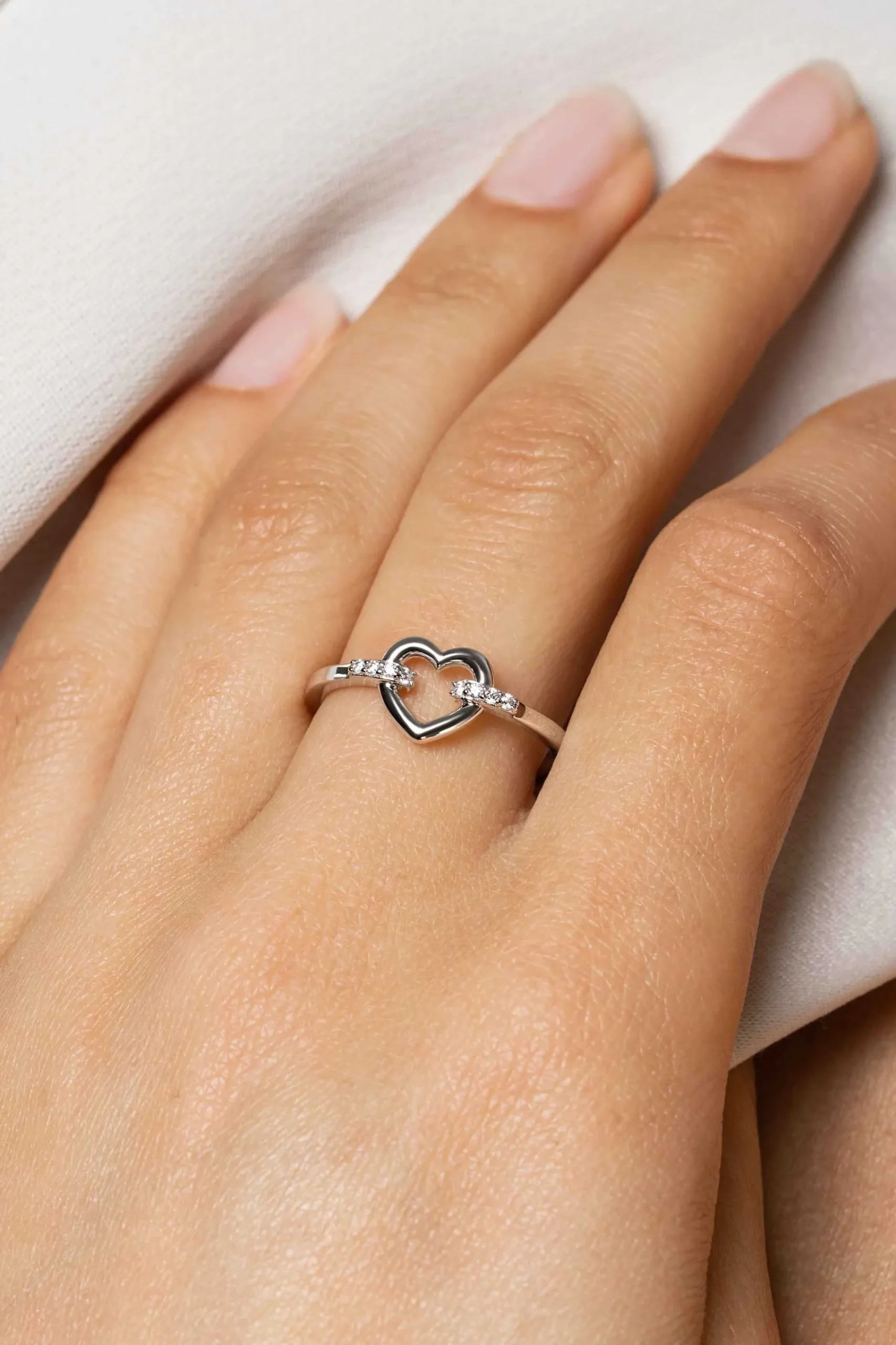 Sale Zinzi zilveren ring open hart, bezet met witte zirconia's in band ZIR1755