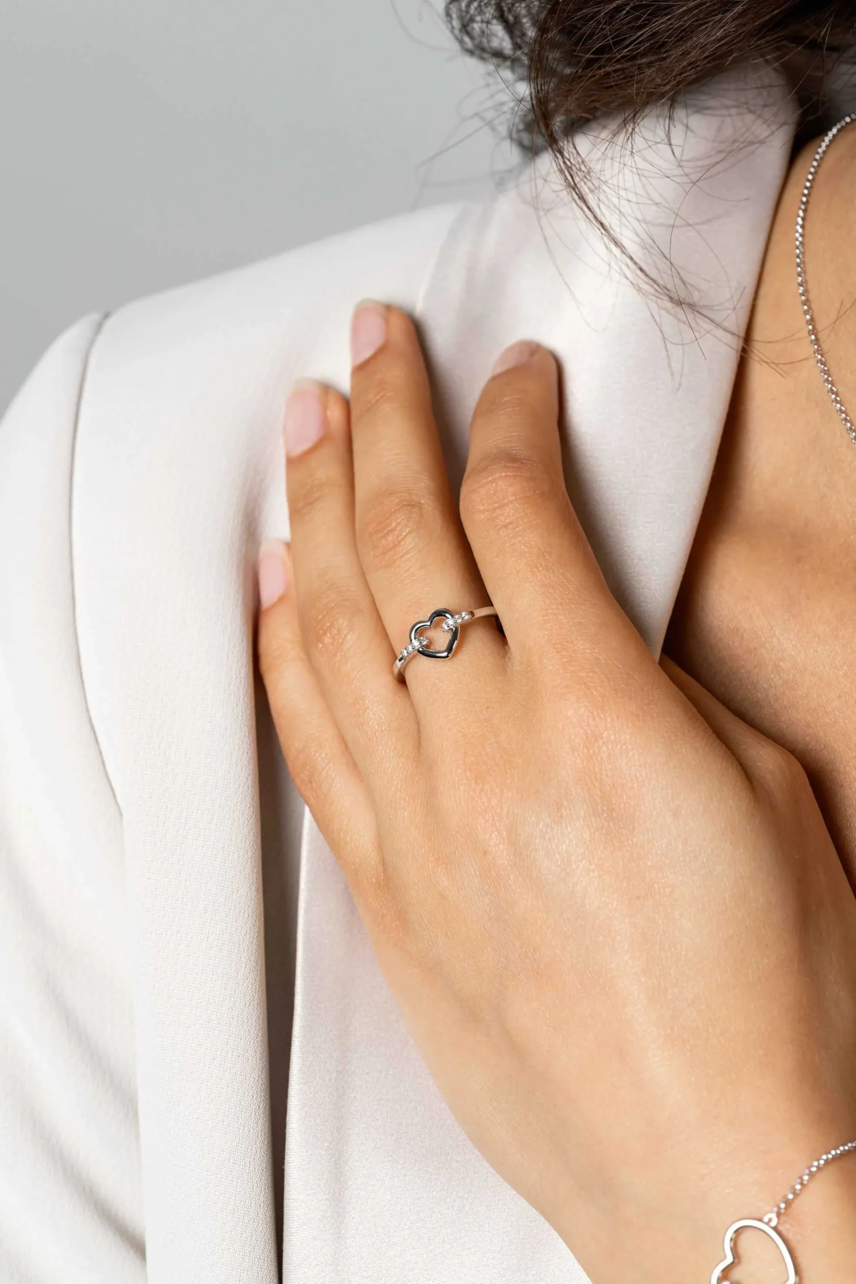 Sale Zinzi zilveren ring open hart, bezet met witte zirconia's in band ZIR1755