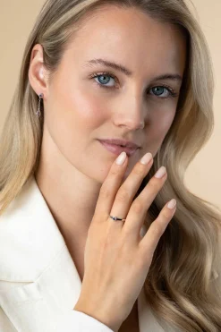 Online Zinzi zilveren ring ronde zetting met paarse kleursteen en rondom witte zirconia's 4,5mm breed ZIR2561