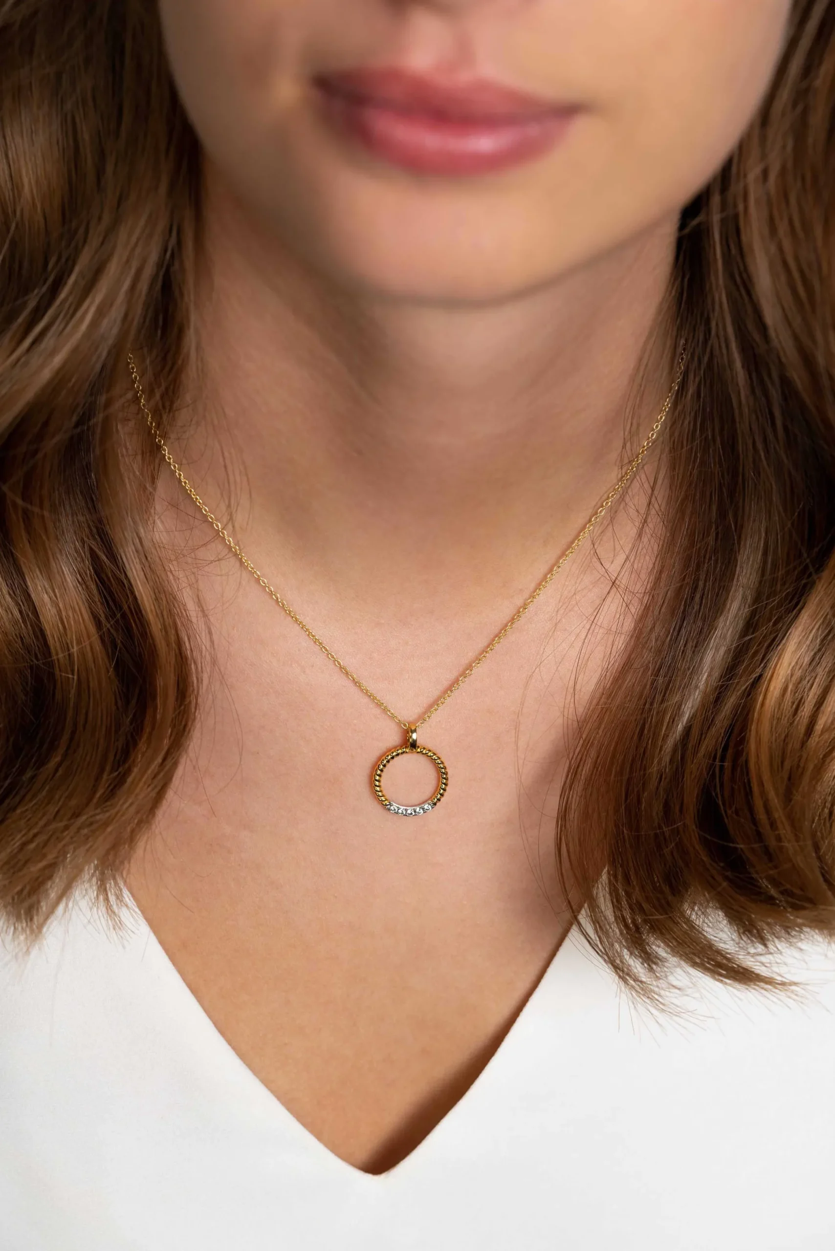 Discount Zinzi zilveren ronde hanger 22mm in geel verguld gedraaid witte zirconia ZIH2128Y (zonder collier)