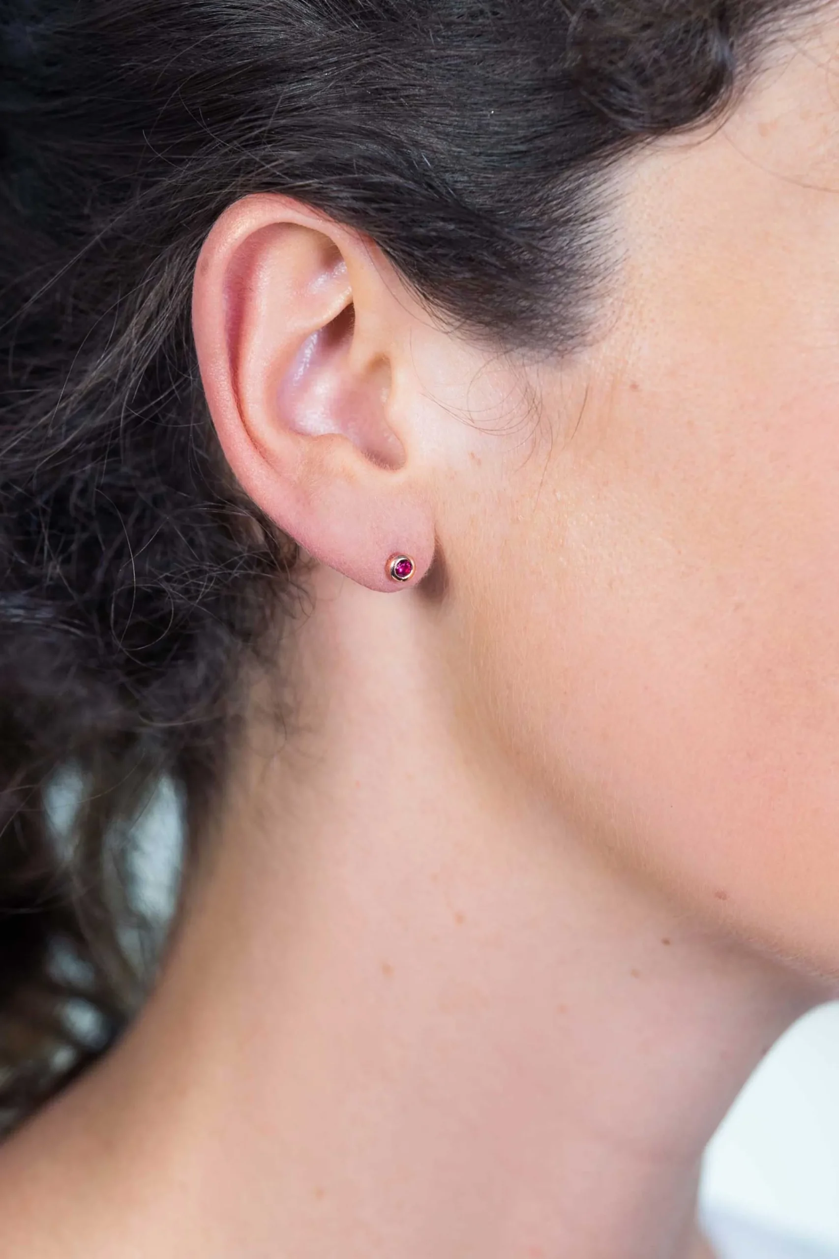 Clearance Zinzi zilveren rosé vergulde oorknoppen 4mm rode kleursteen ZIO1177RR