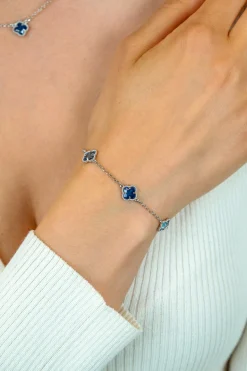 Discount Zinzi zilveren schakel armband met twee lichtblauwe klavers en een donkerblauwe klaver in het midden 17-20cm ZIA2663B