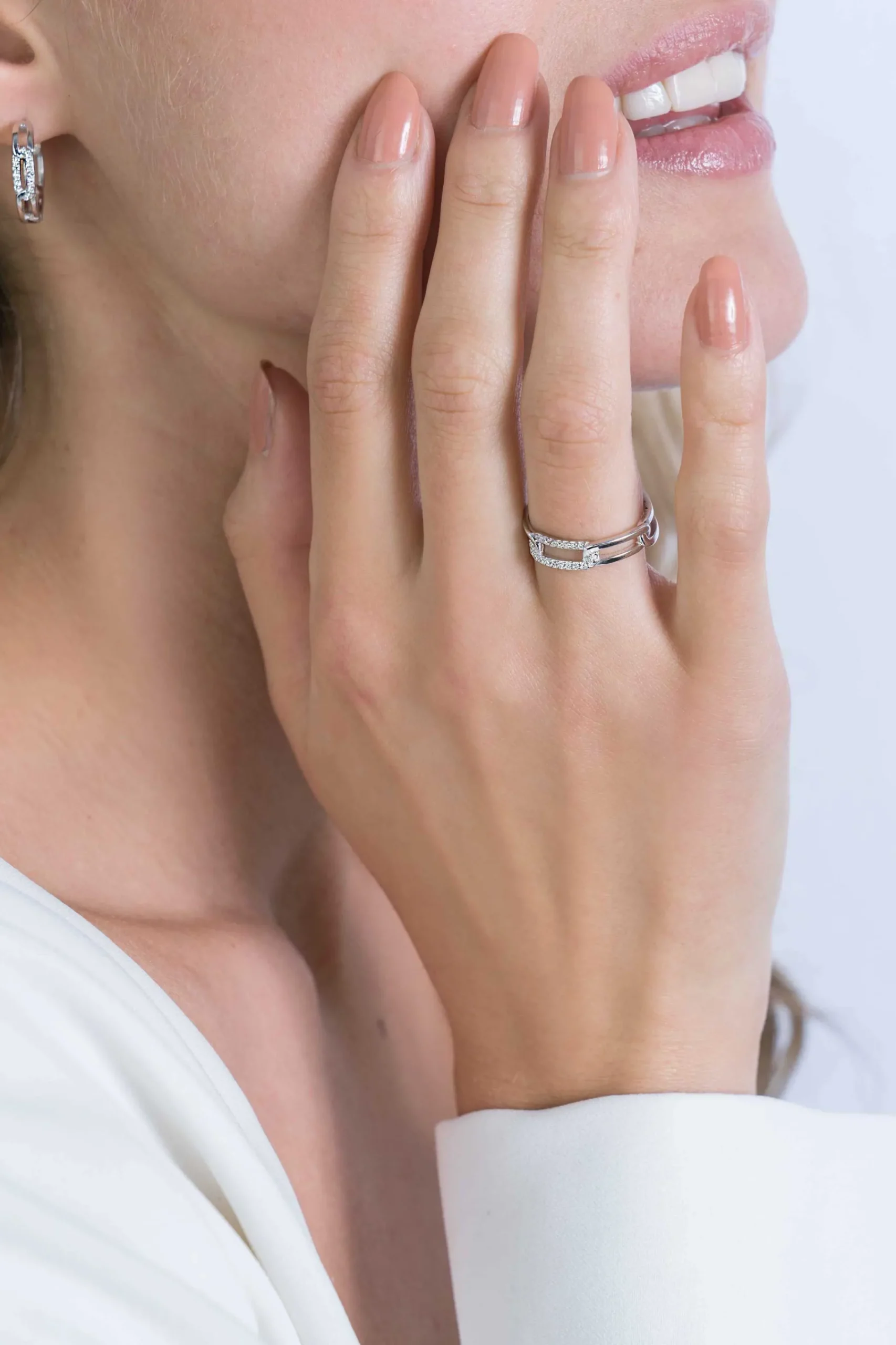 Outlet Zinzi zilveren schakel ring met paperclip schakels witte zirconia's ZIR2116