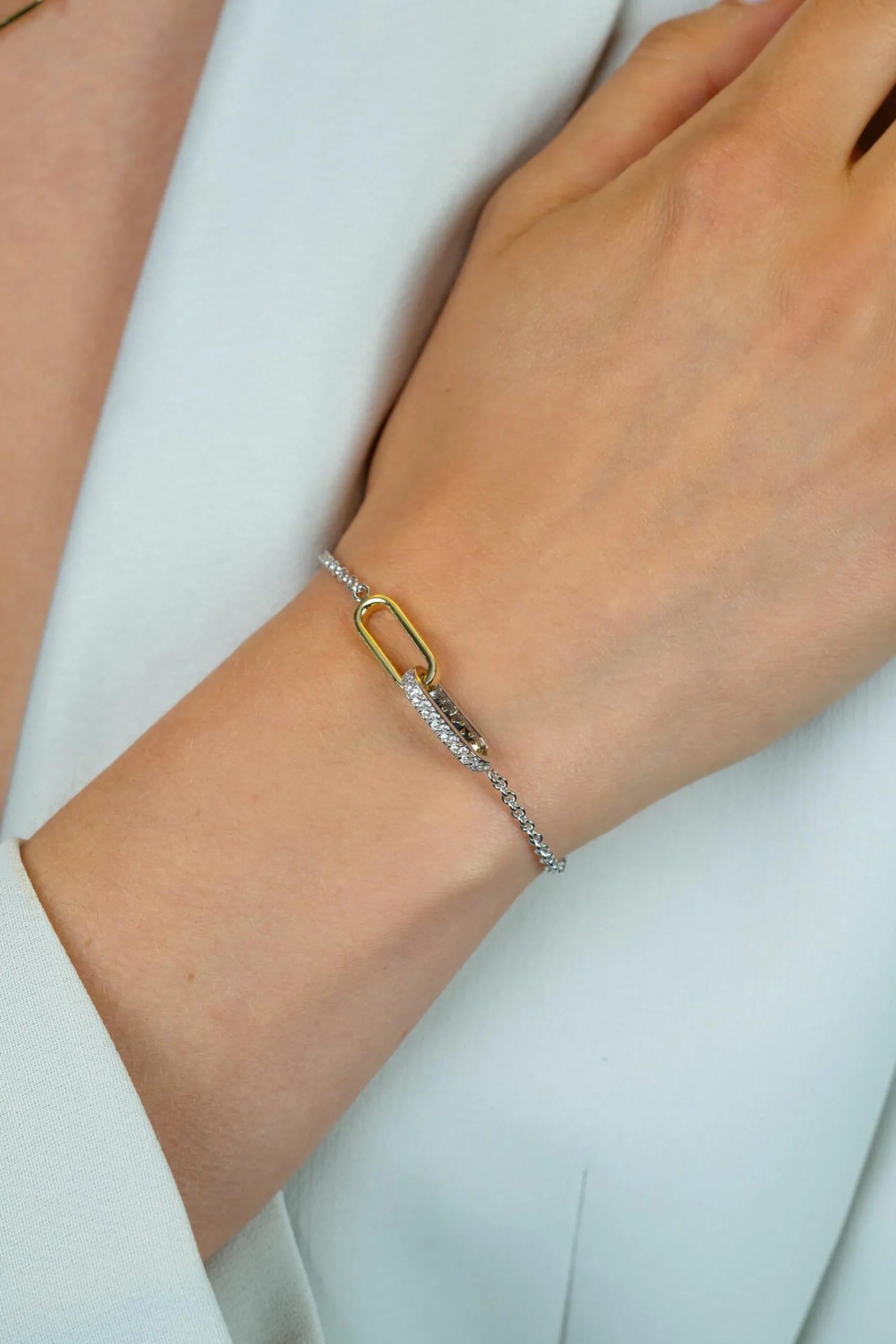Clearance Zinzi zilveren schakelarmband met twee verbonden ovale schakels: ene gold plated, ander bezet met witte zirkonia's ZIA2758