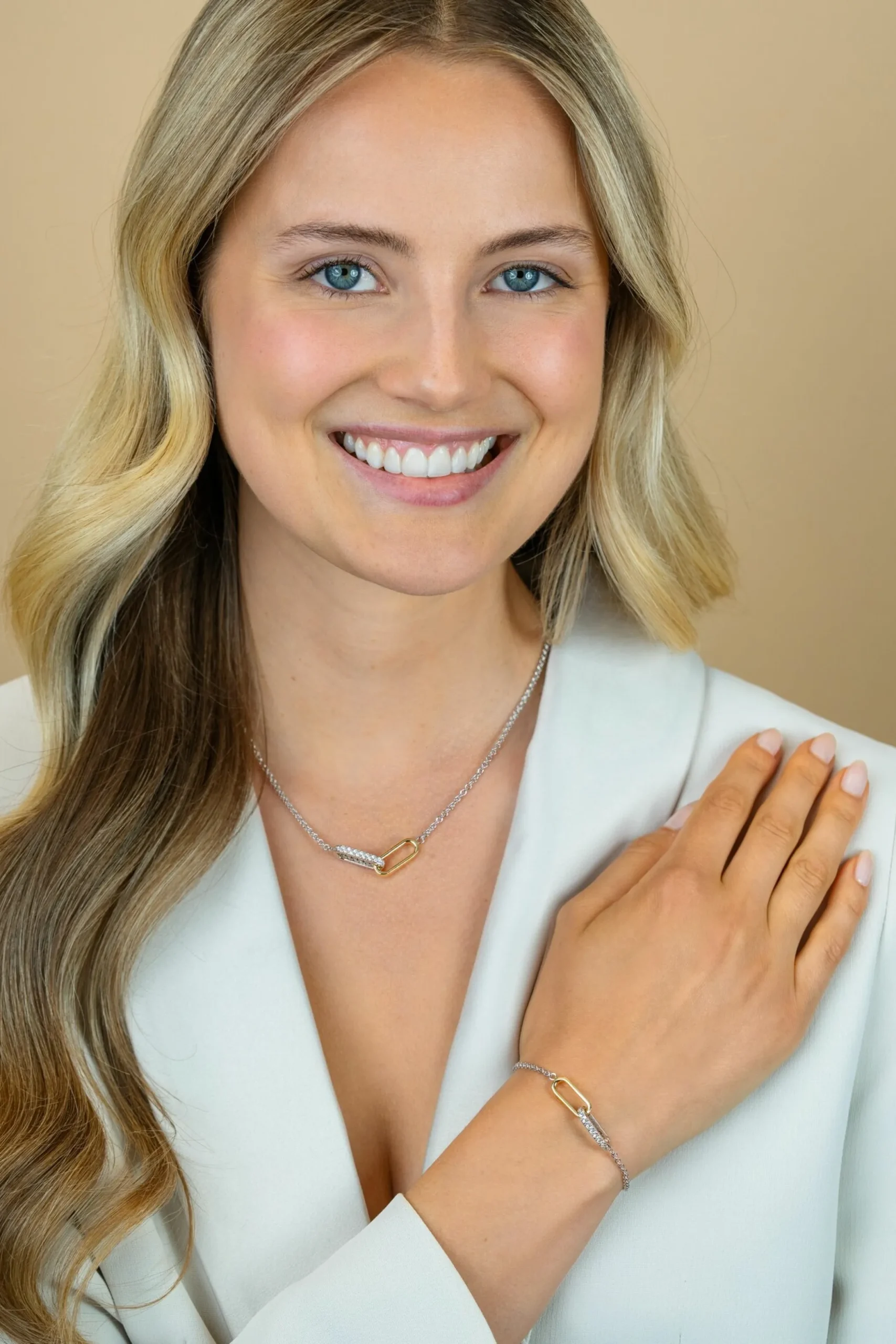Clearance Zinzi zilveren schakelarmband met twee verbonden ovale schakels: ene gold plated, ander bezet met witte zirkonia's ZIA2758