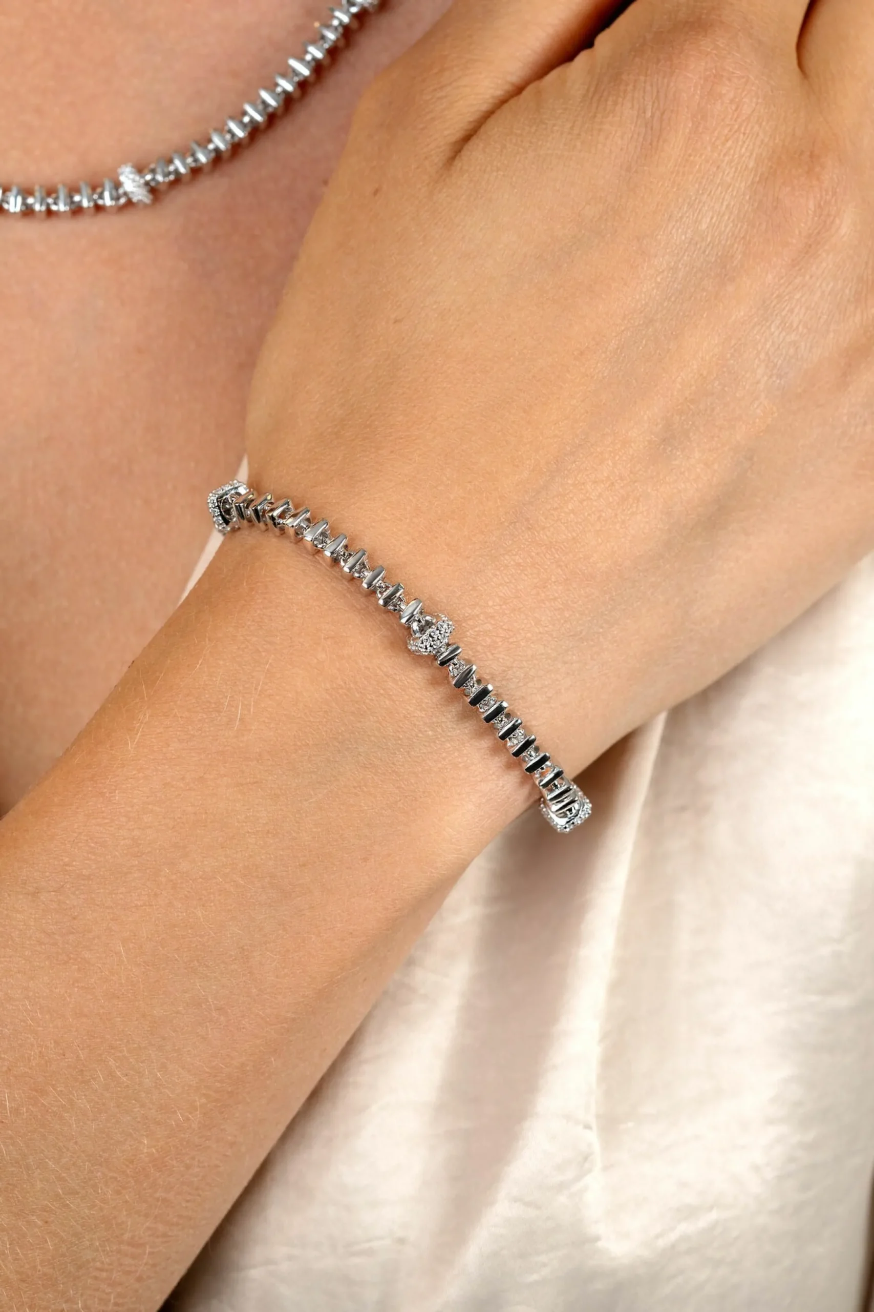 Hot Zinzi zilveren vierkante schakel armband 6mm breed afwisselend bezet met witte zirkonia's 19cm ZIA2678